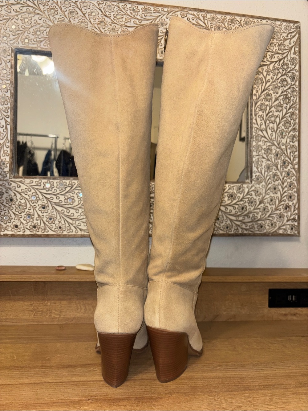 NEW Vince Camuto Oyennda Knee-High Boots in the shade Tortilla Suede - Picture 4 of 7